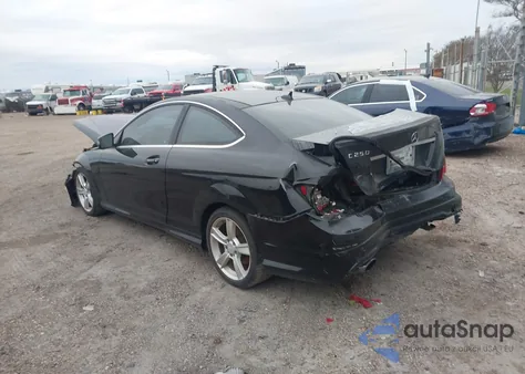 2015 Mercedes-Benz C 250 z USA, uszkodzony, nr VIN WDDGJ4HB4FG368177